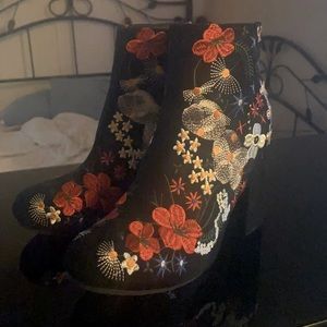 Gorgeous embroidered qupid boots